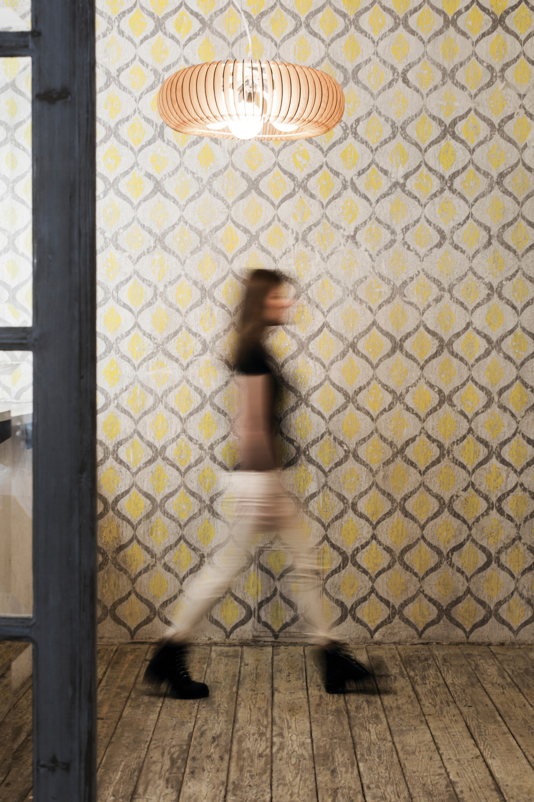 Люстра Спутник из дуба