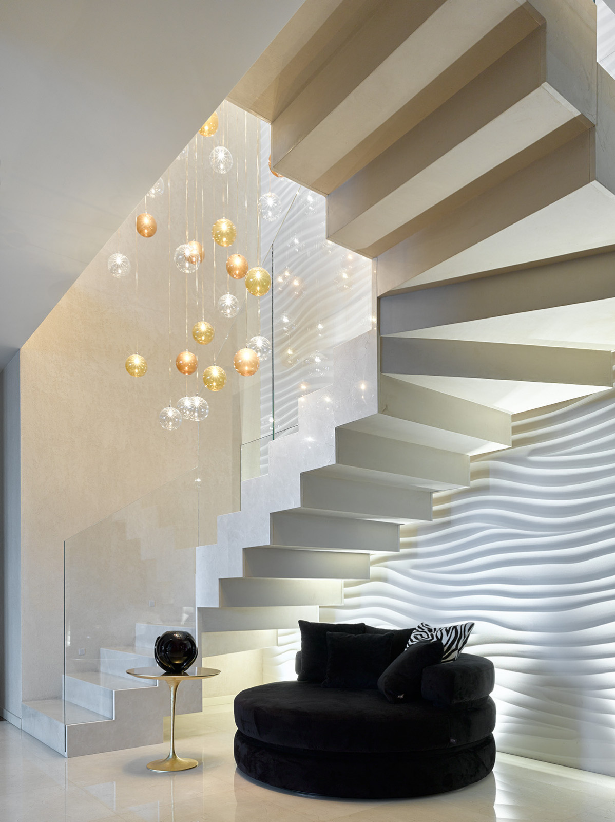 Двухуровневая квартира с лестницей из мрамора