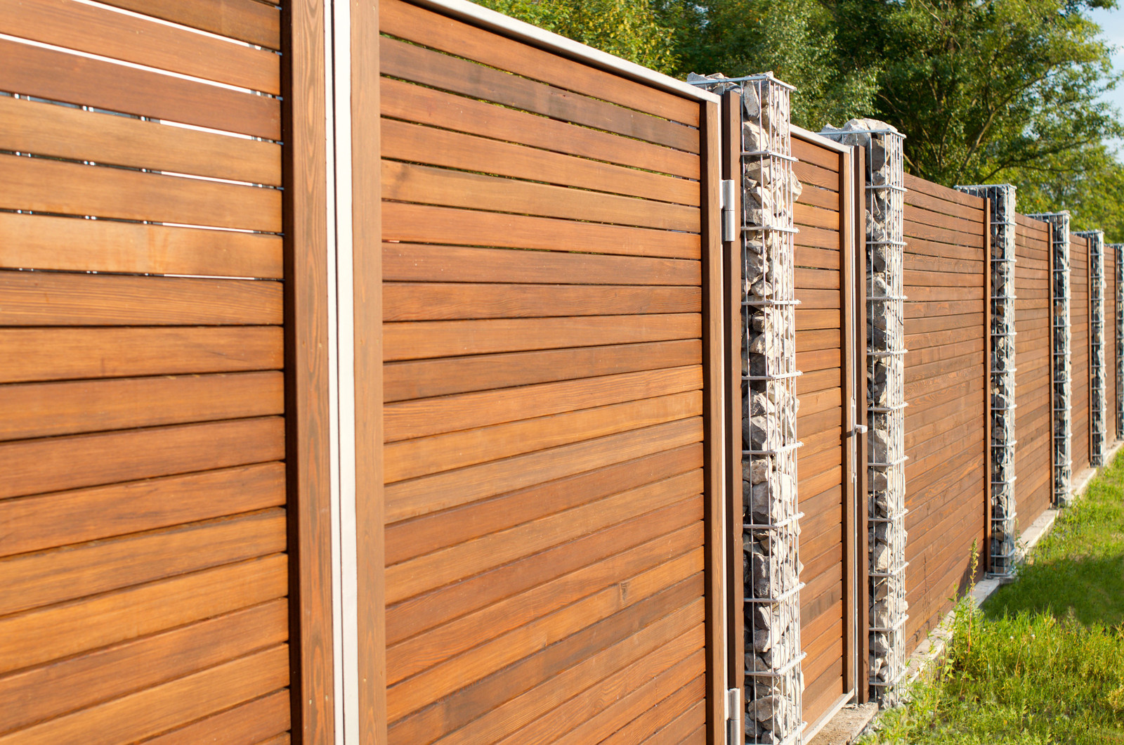 Современный забор из ромбуса лиственницы с габионами