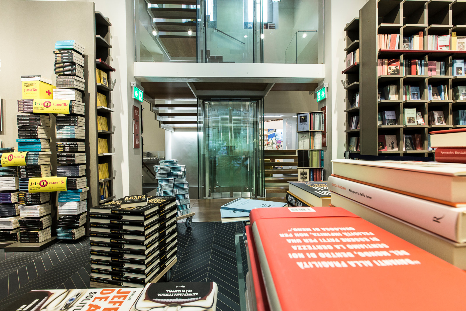 Панорамный лифт для книжного магазина RIZZOLI BOOKSTORE - MILAN, ITALY