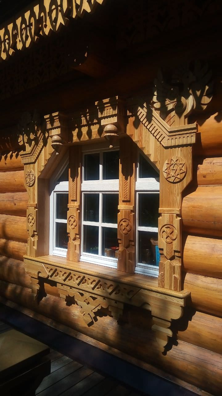 Русская усадьба. Родовое поместье. Резная обналичка оконных и дверных проемов