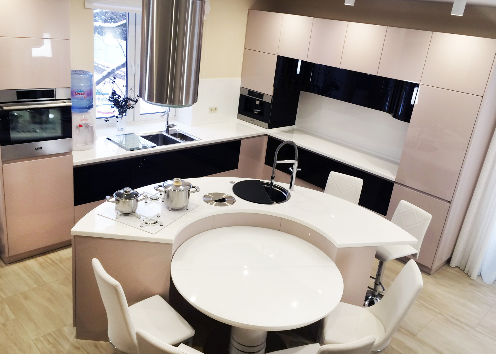 Кухня с круглым островом