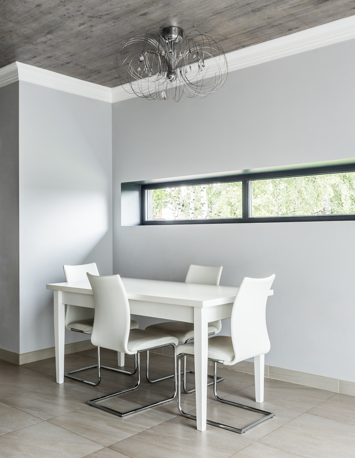 Дом с панорамными окнами и бетонным потолком