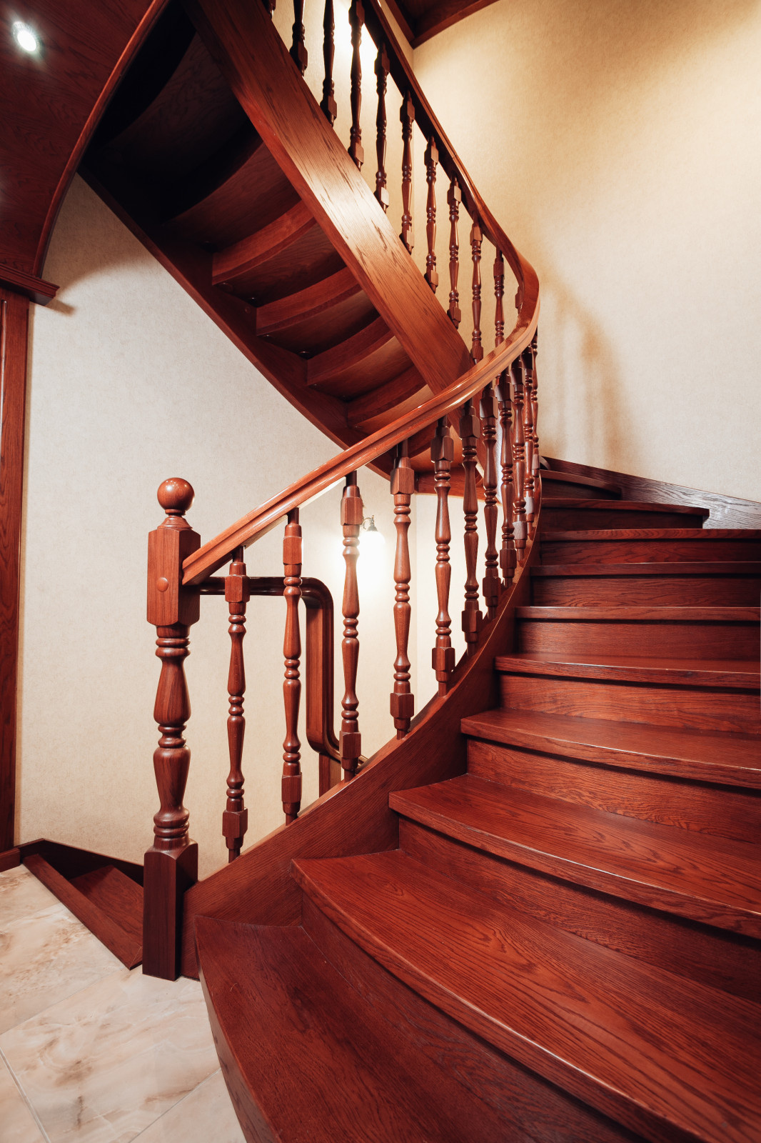 Деревянная лестница в тайнхаусе на ул. Агакова г. Чебоксары