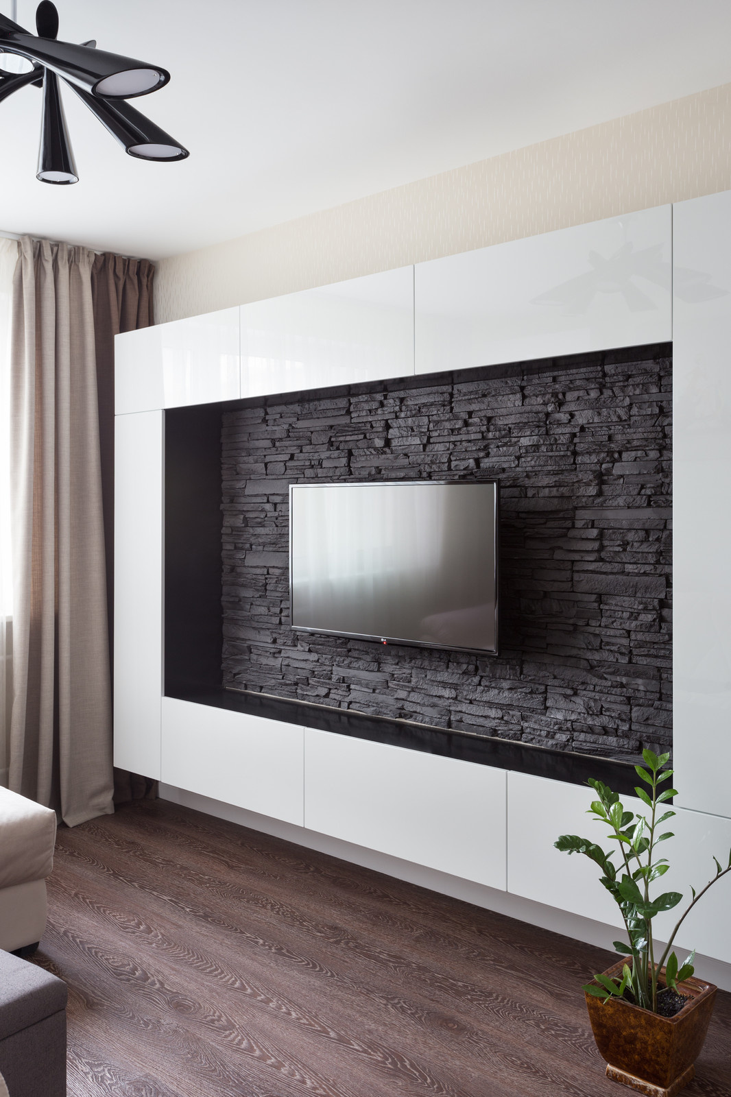 Палитра ярких красок и игра мелких деталей в интерьере современной квартиры