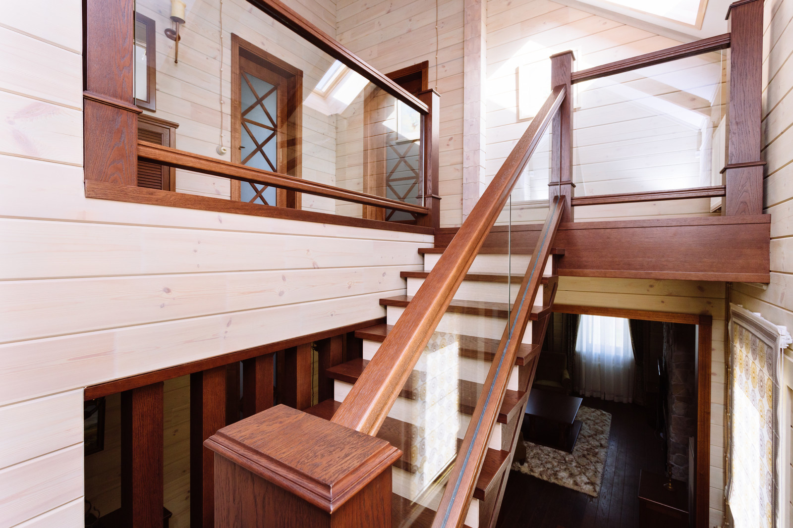 34. Деревянная лестница со стеклянным ограждением в КП Тихая слобода