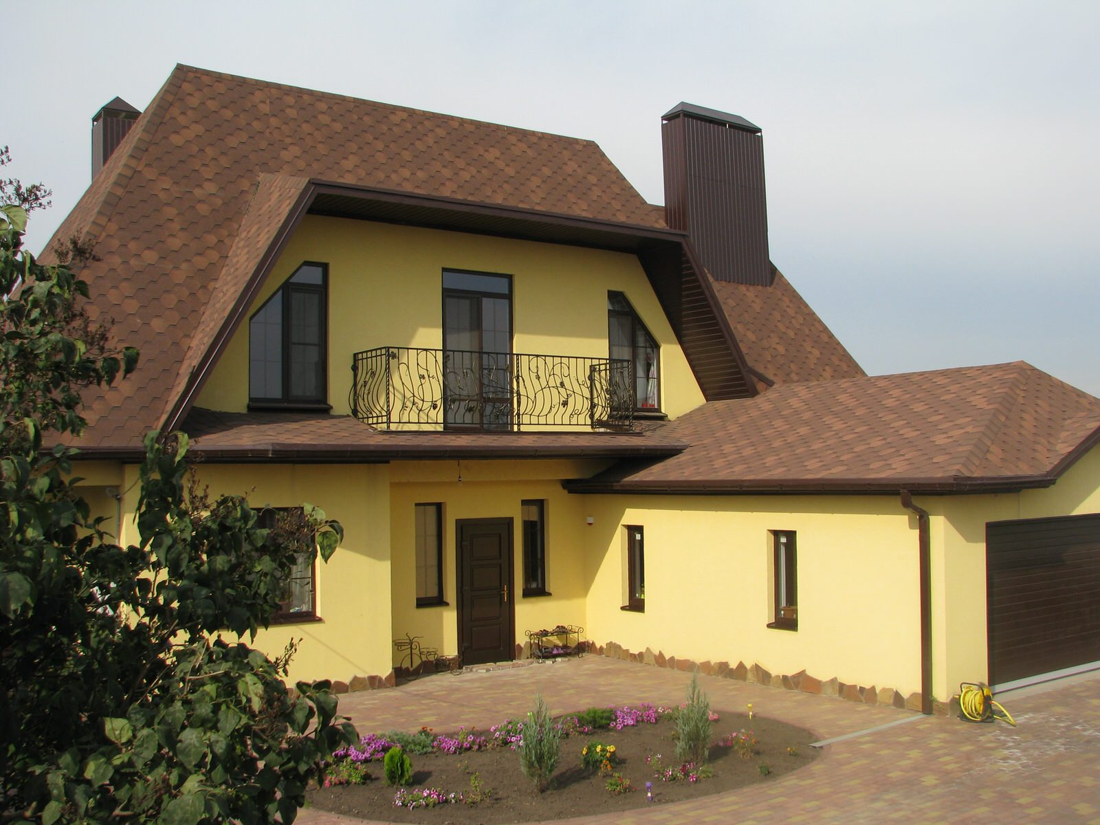 Дом во французком стиле,с балконом ,террасой и бассейном с баней