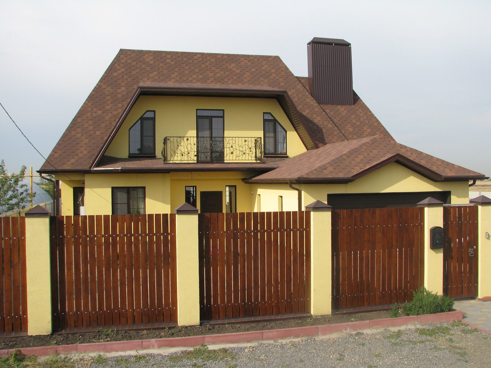 Дом во французком стиле,с балконом ,террасой и бассейном с баней