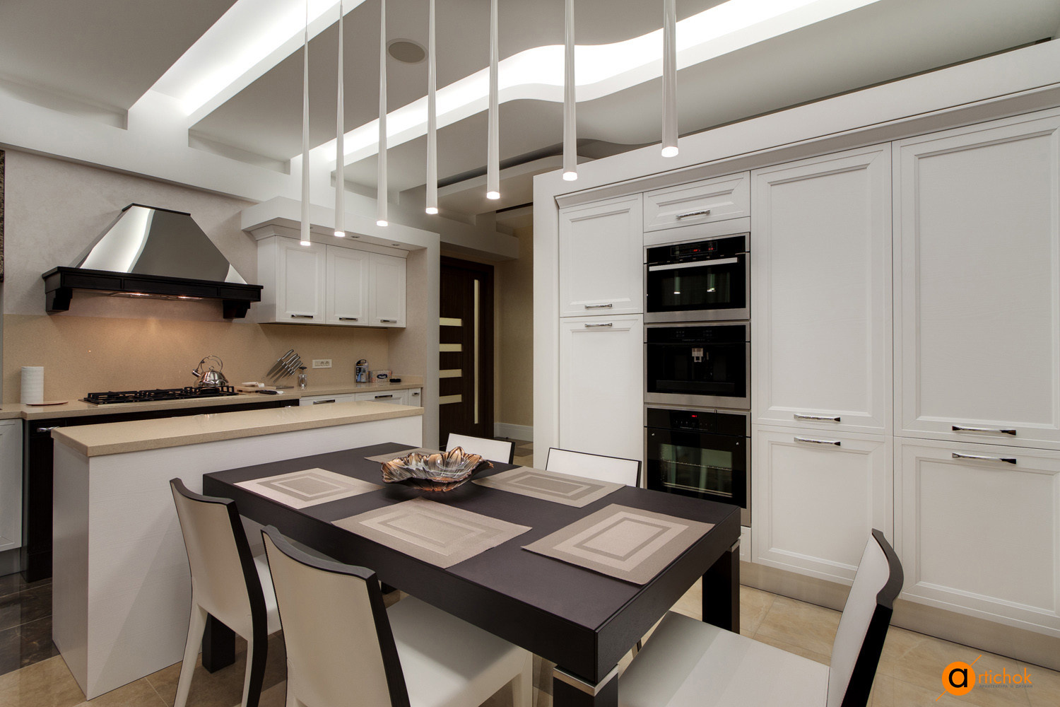 Функциональный дизайн светлой кухни загородного дома