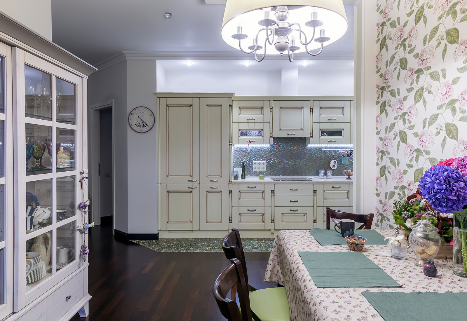 В гостях: Квартира «в цветочек» для семьи модельера