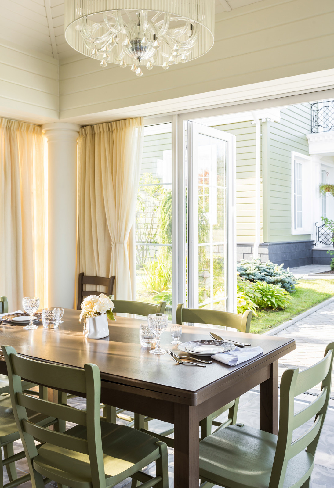 Беседка у моря