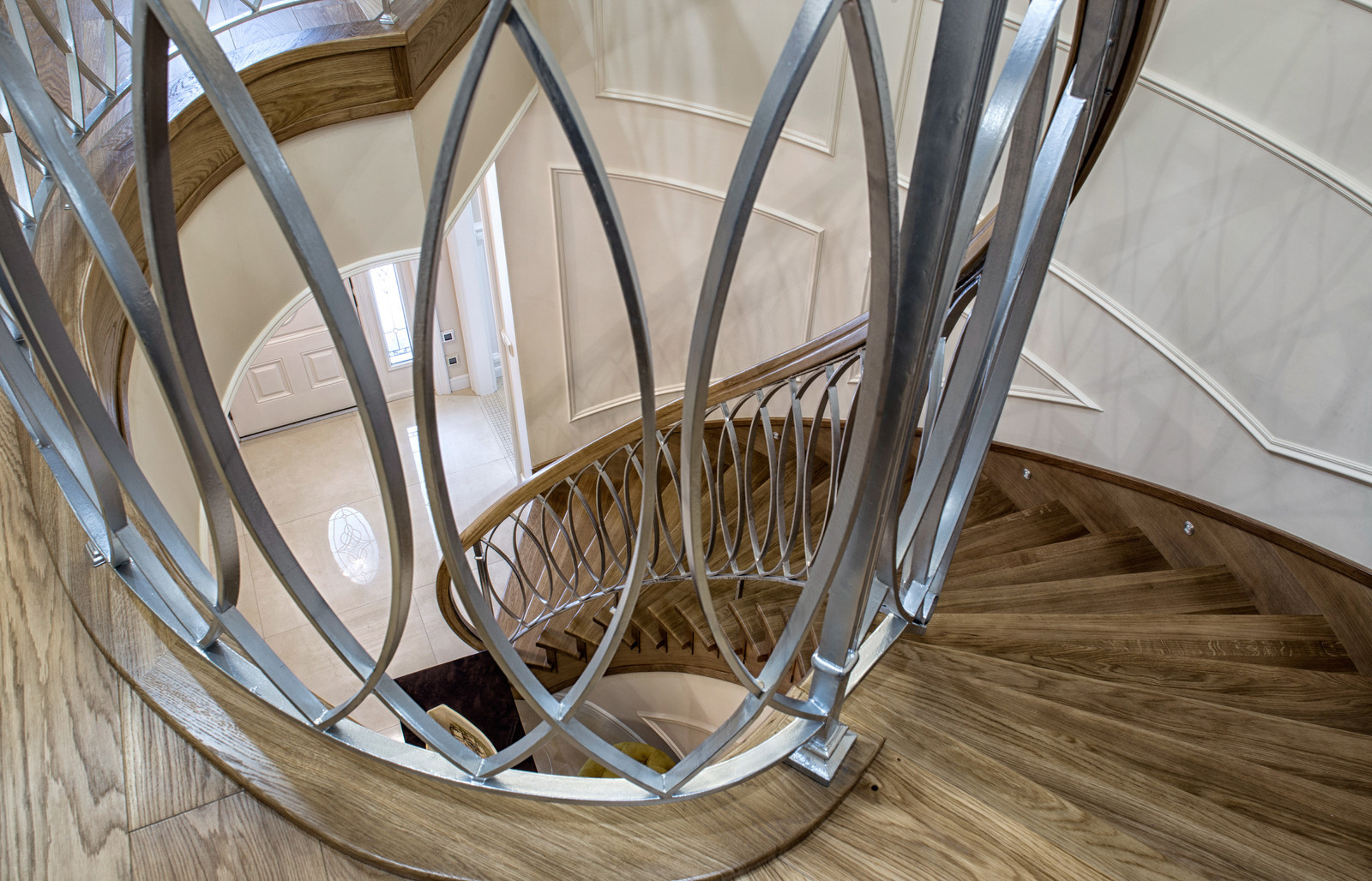 Облицовка с кованым ограждением