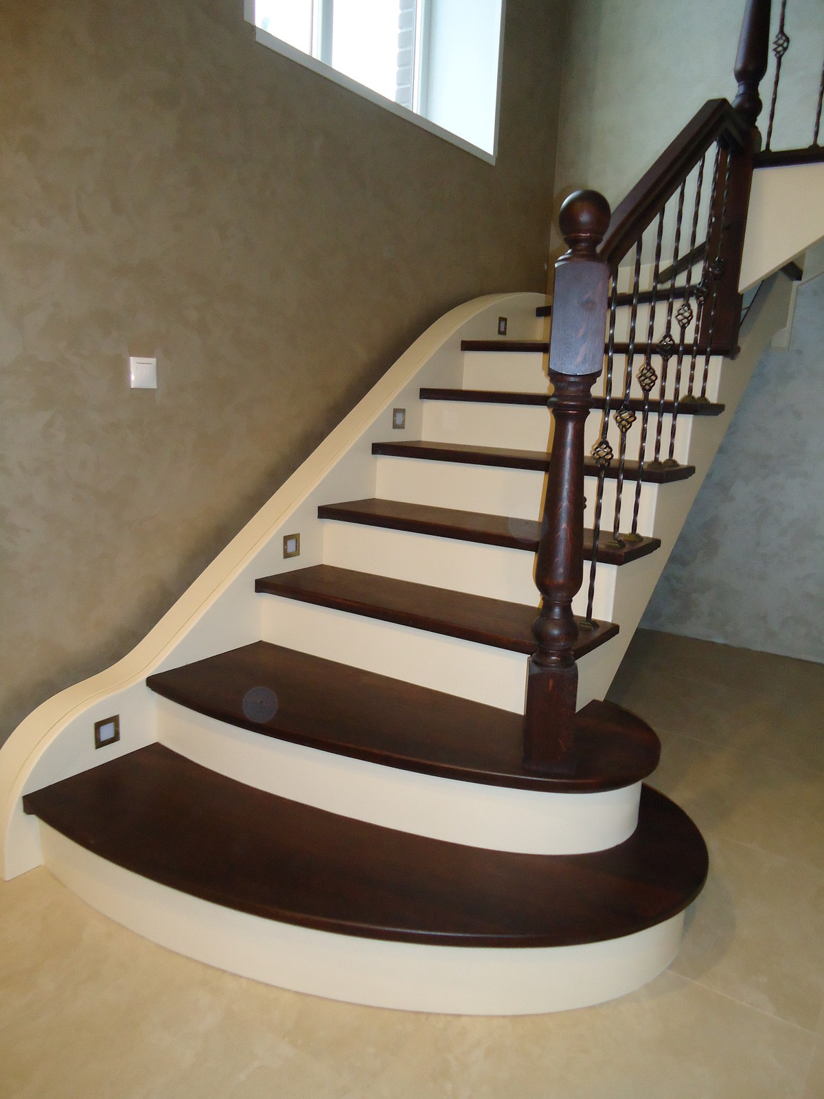 комбинированная лестница дуб-сосна