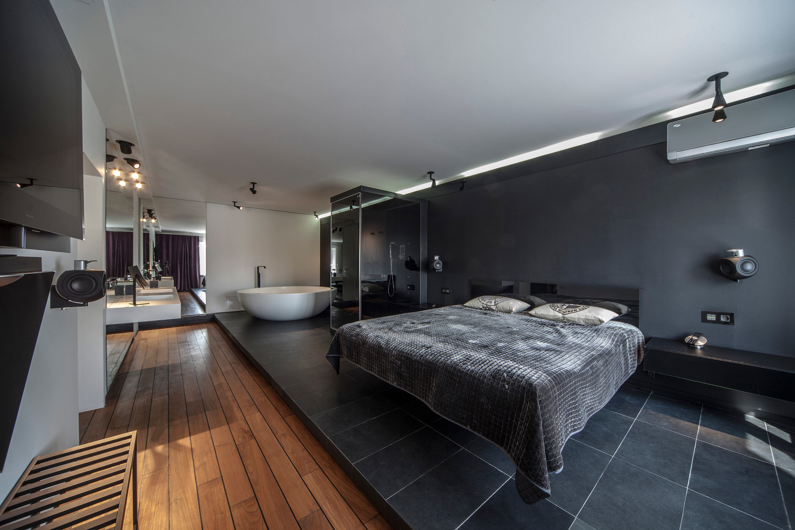 Есть задача: Ванная в спальне