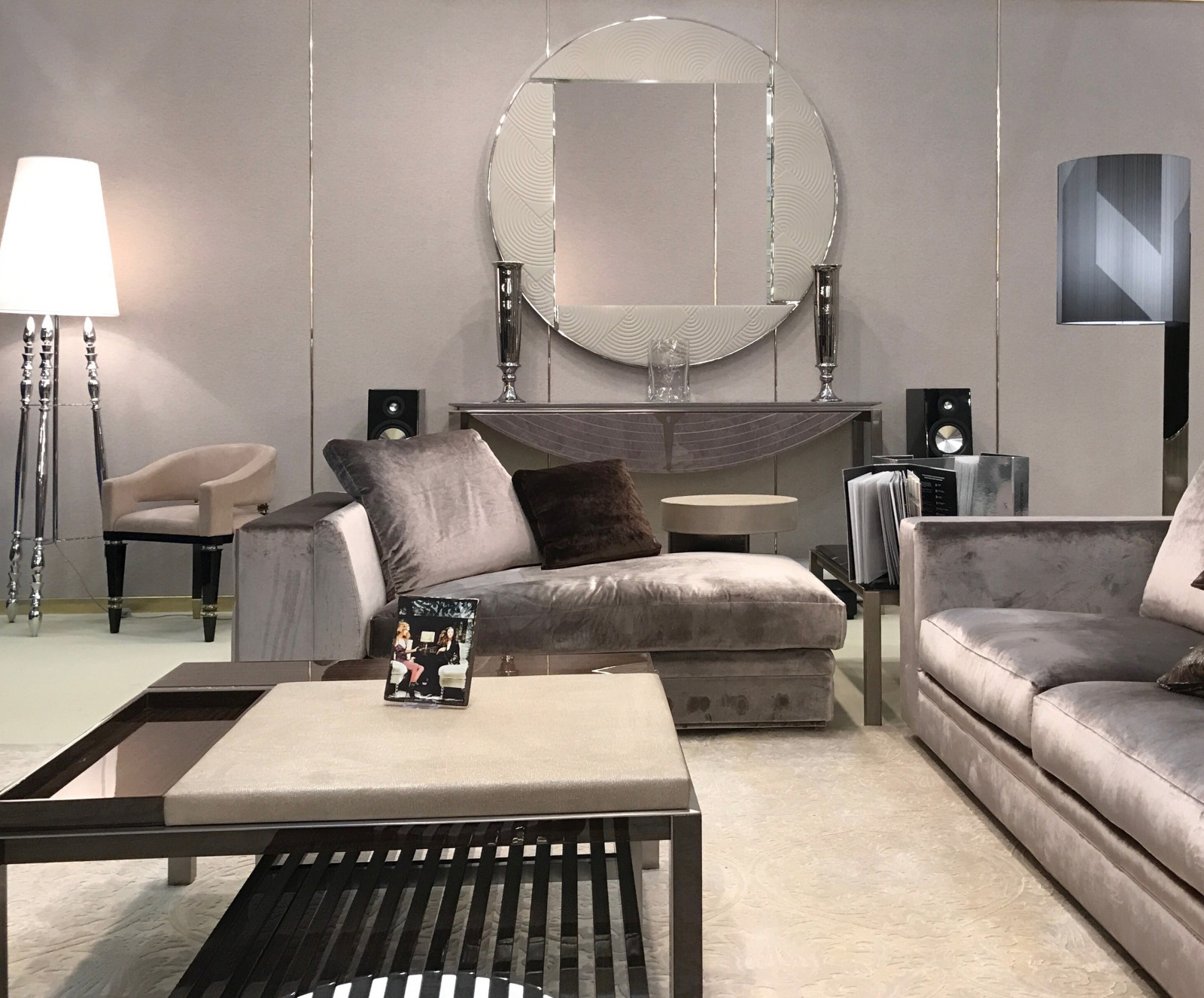 Элегантный серый