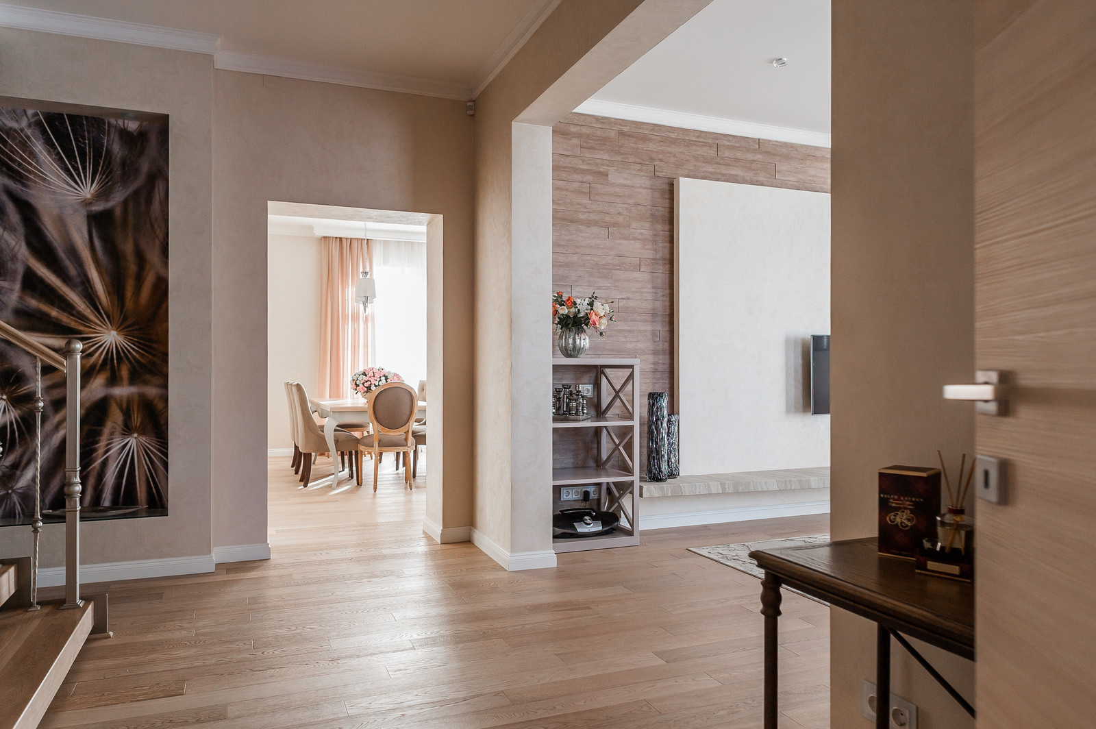 Загородный дом с розовой столовой