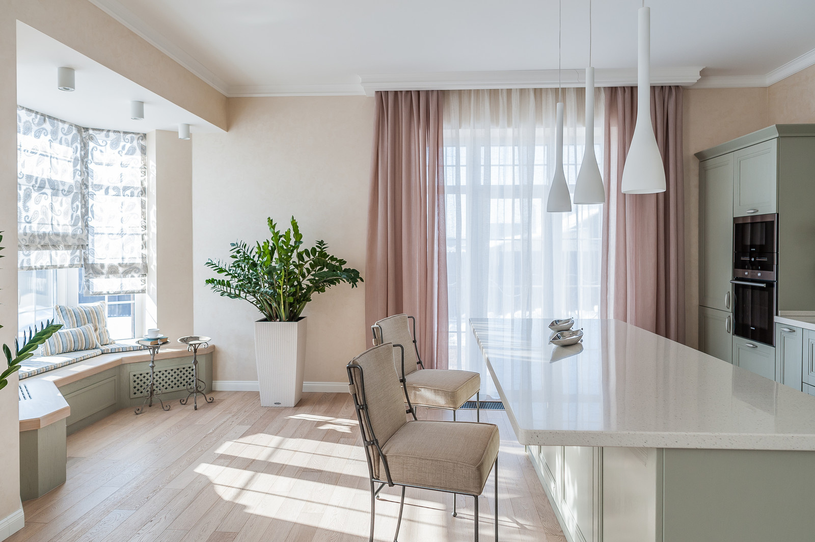 Загородный дом с розовой столовой