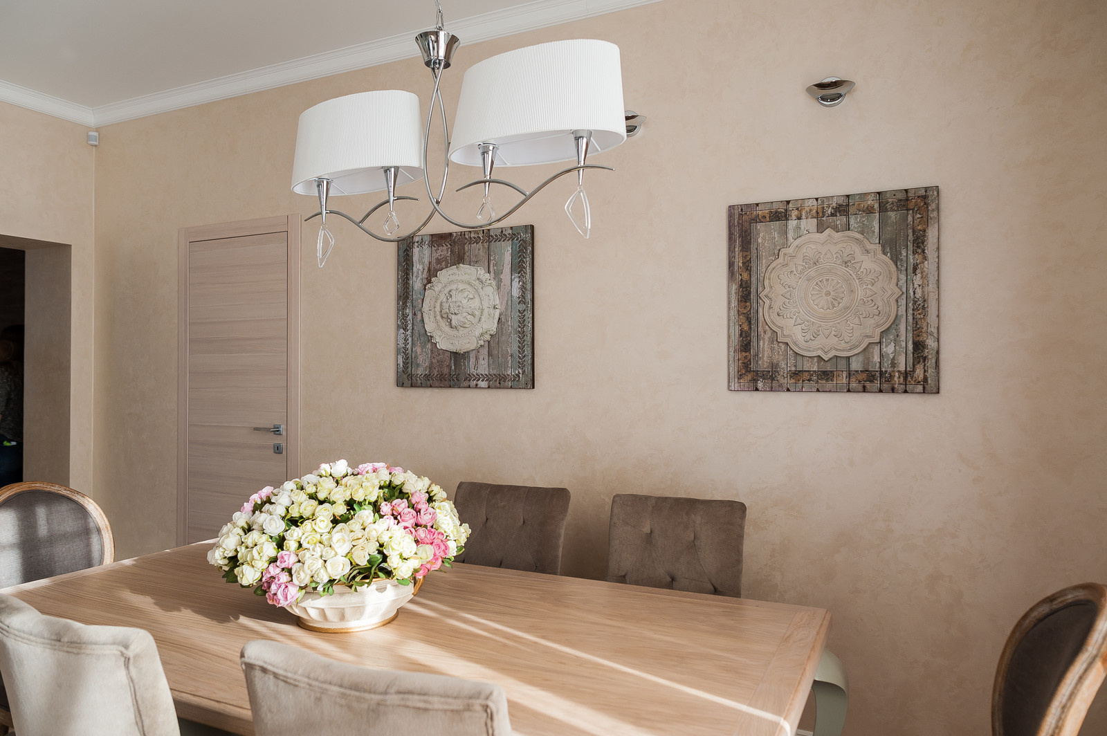 Загородный дом с розовой столовой