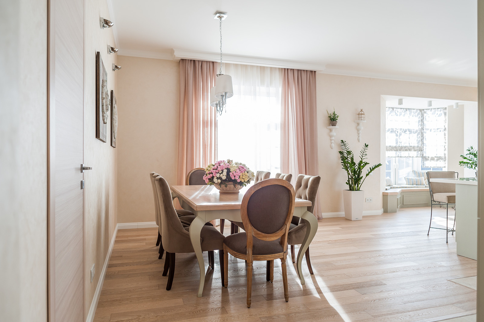 Загородный дом с розовой столовой