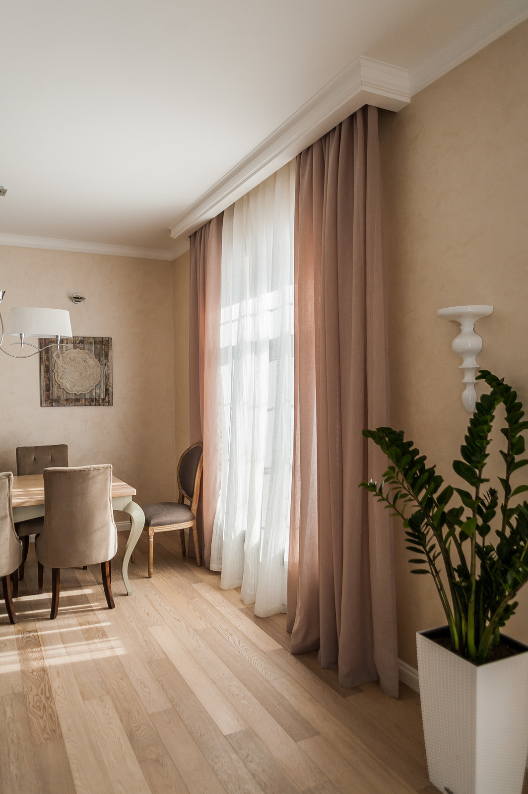 Загородный дом с розовой столовой