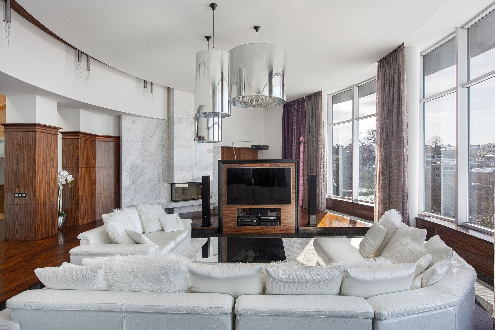 Дом с бассейном