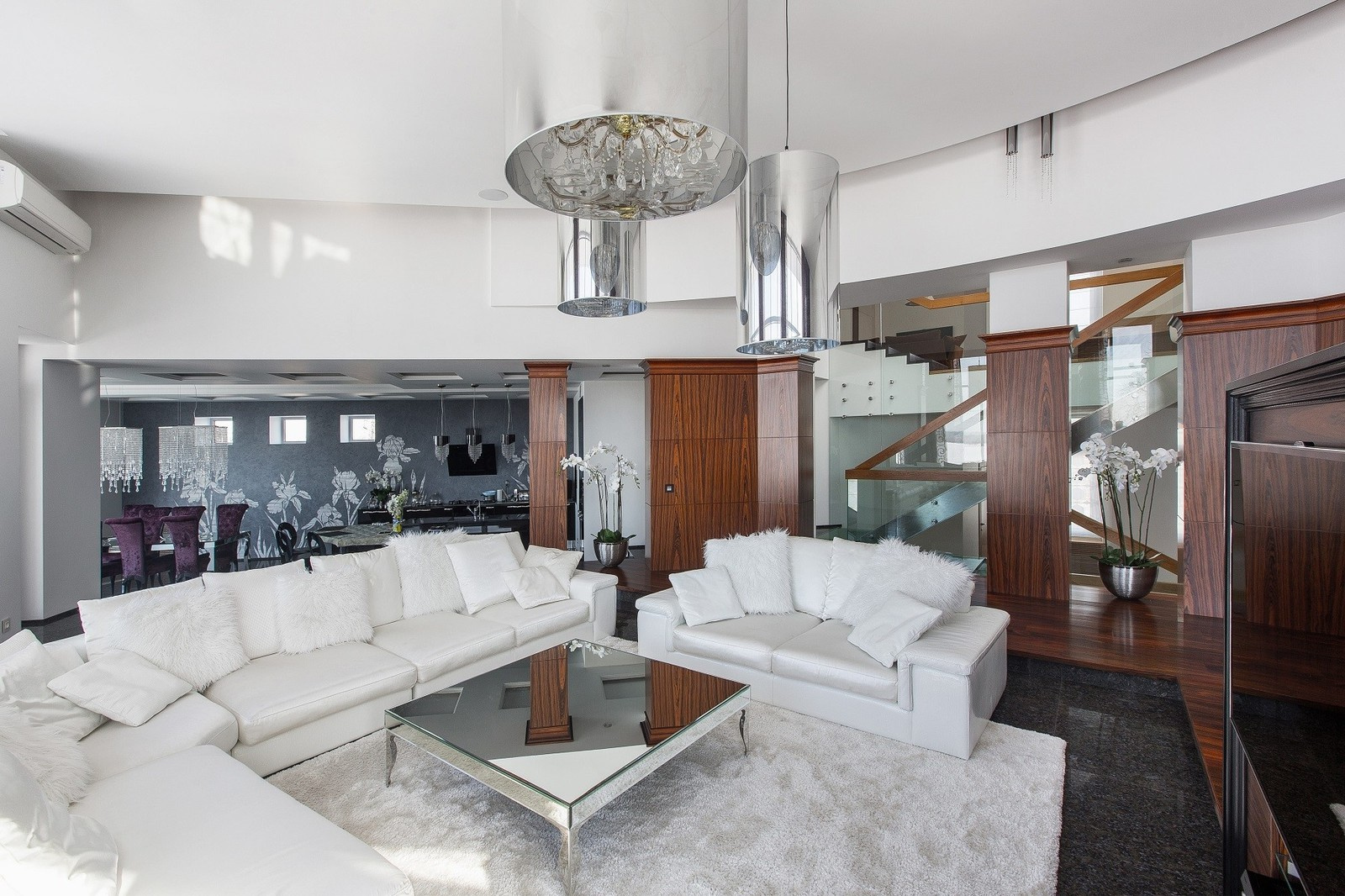 Дом с бассейном