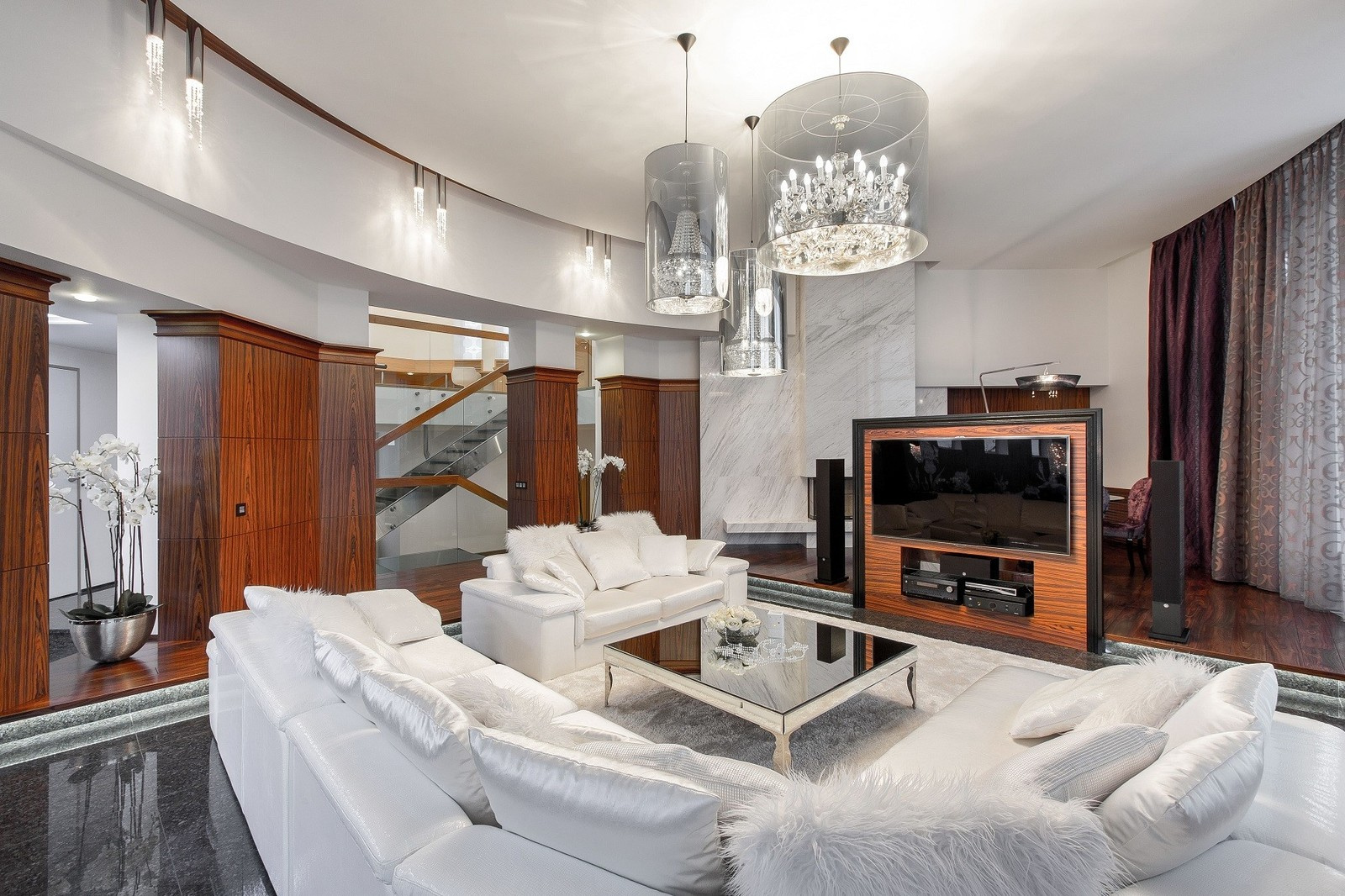 Дом с бассейном