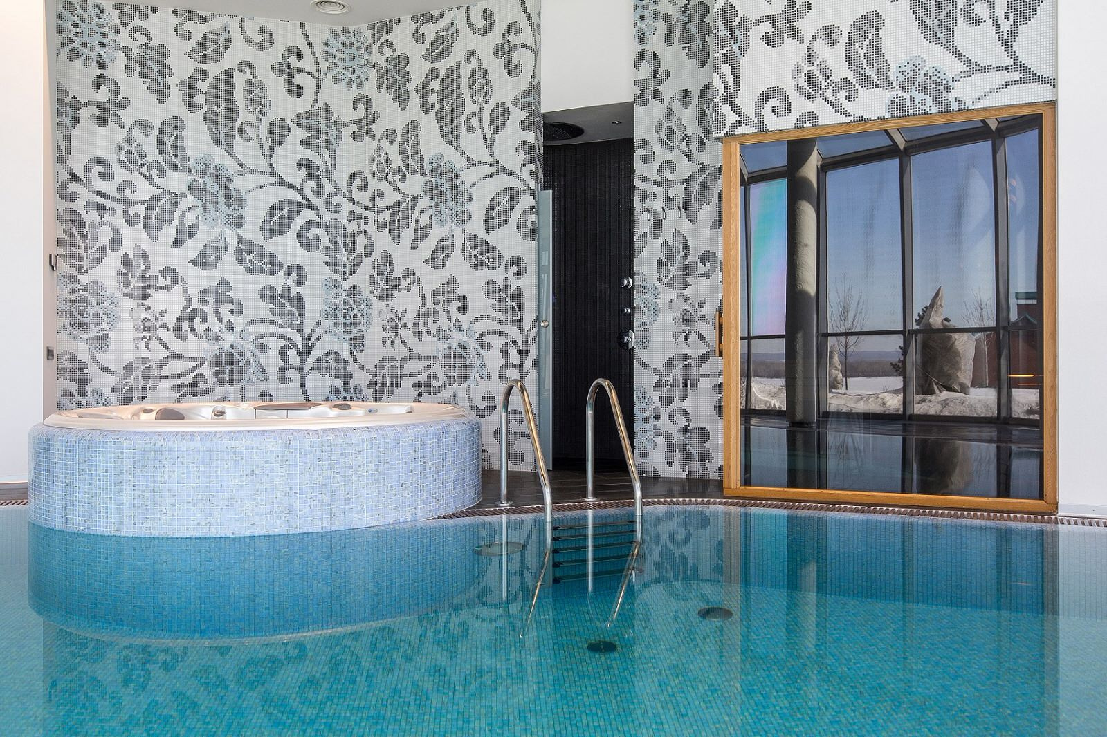 Дом с бассейном