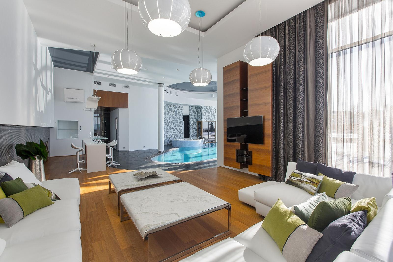 Дом с бассейном