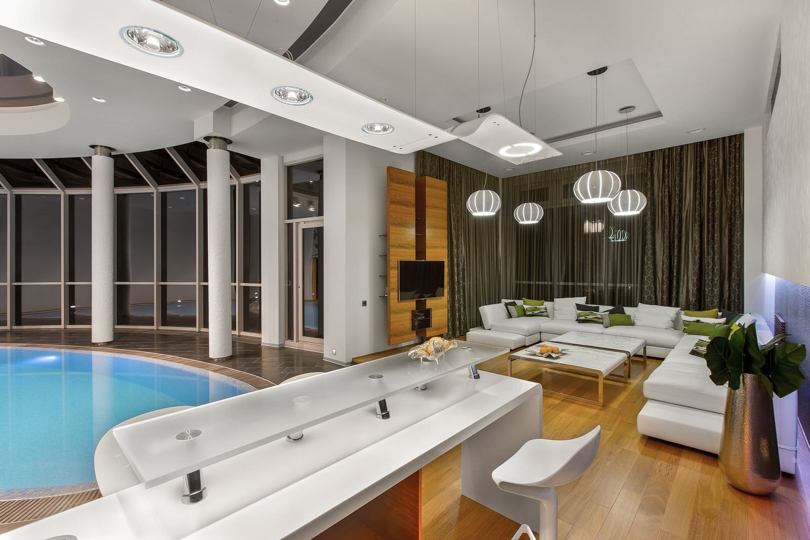 Дом с бассейном