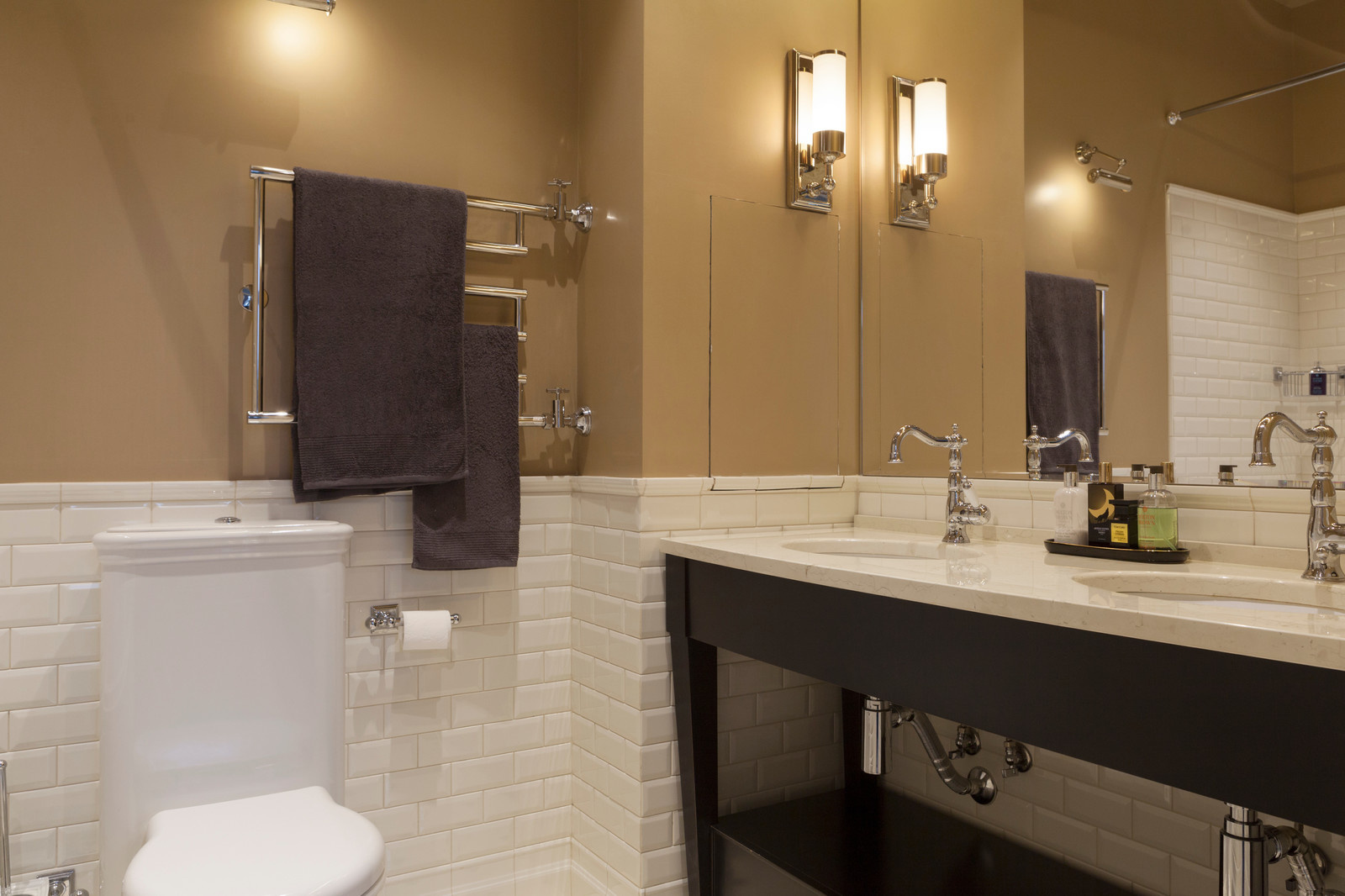 В гостях: 54 метра — «сталинка» с тёмными стенами