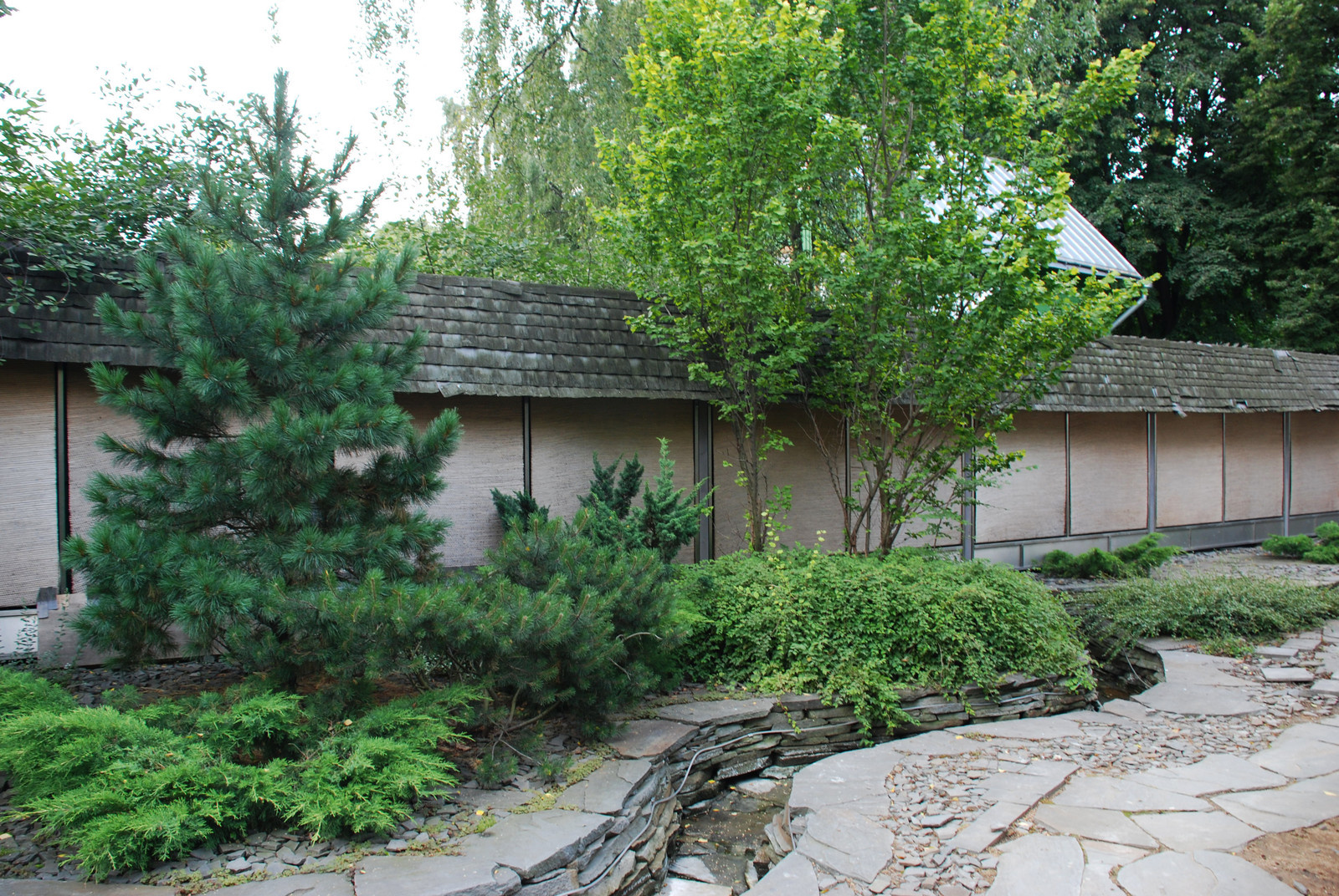 Стильный сад в КП "Поселок Художников"