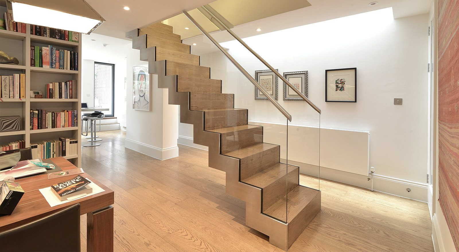 Обложка проекта: Лестница +  цельностеклянные ограждения с деревянным поручнем