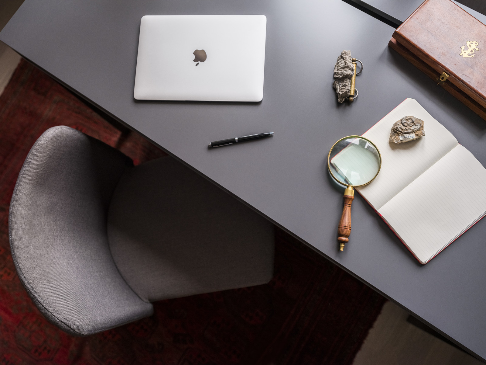 Рабочий стол в кабинете