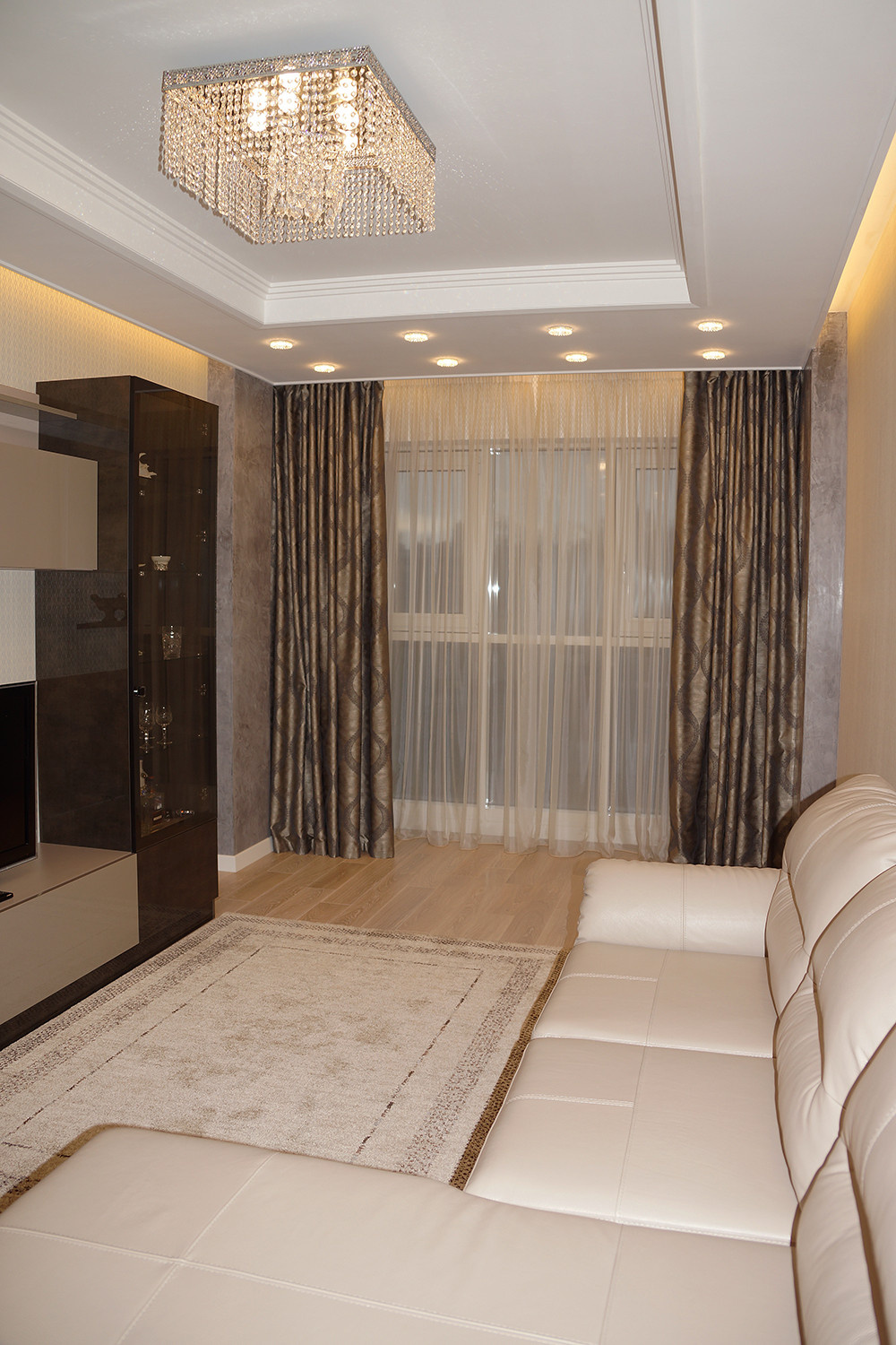 гостиная с карнизом для портьер на электроприводе