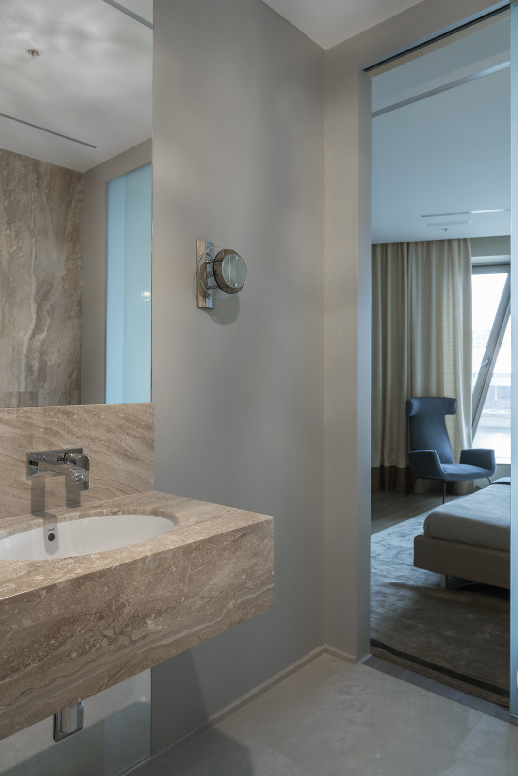 Есть задача: Ванная в спальне