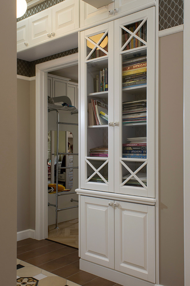 Белый книжный шкаф