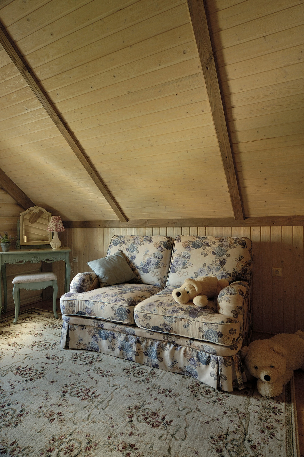 Детская комната на мансарде бревенчатого дома