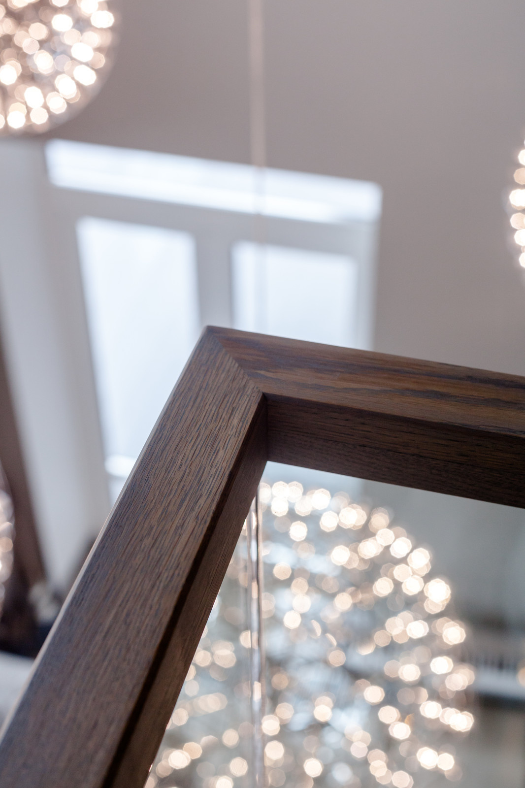 Деревянные поручни стеклянного ограждения