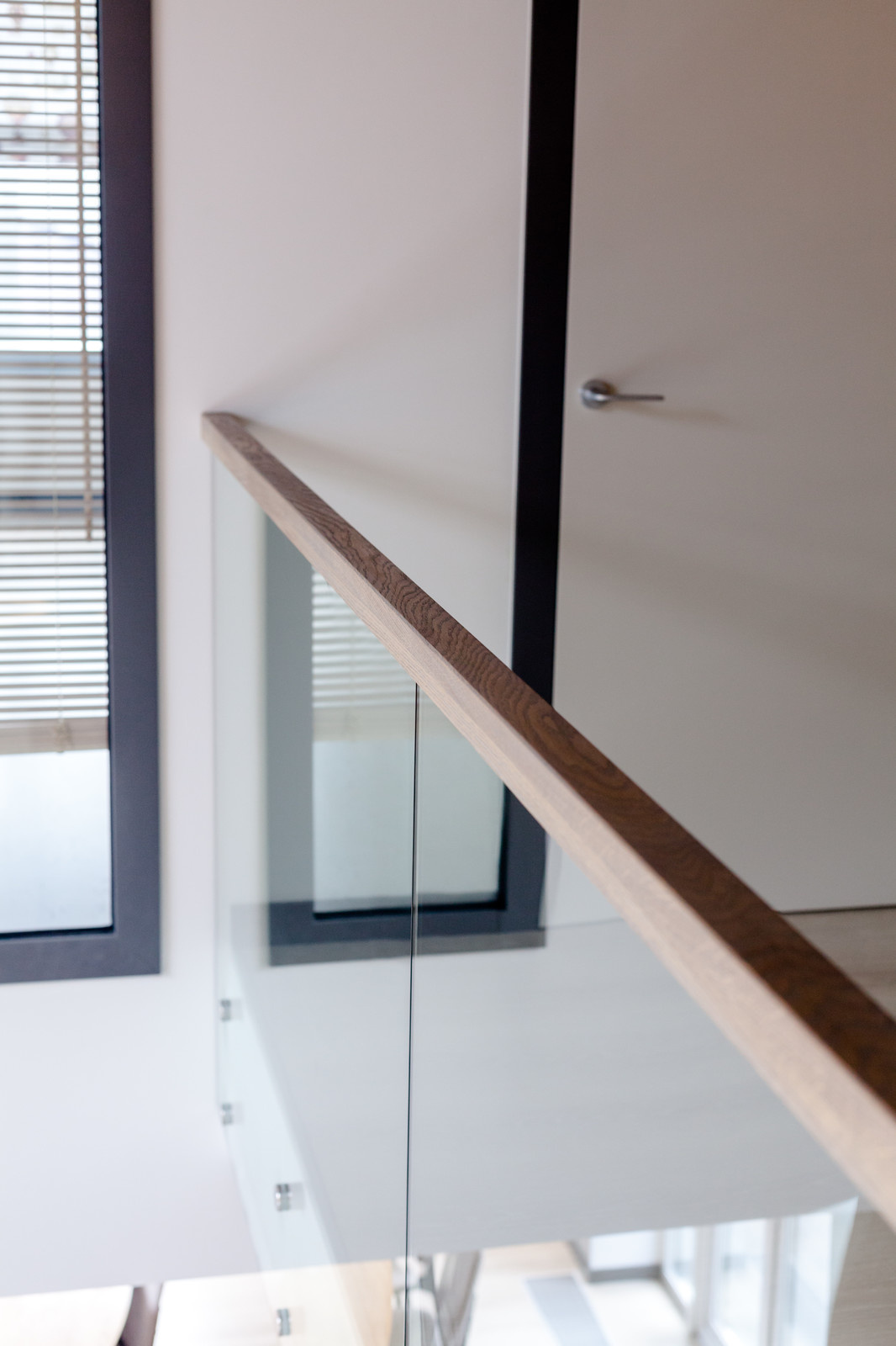 Деревянные поручни стеклянного ограждения