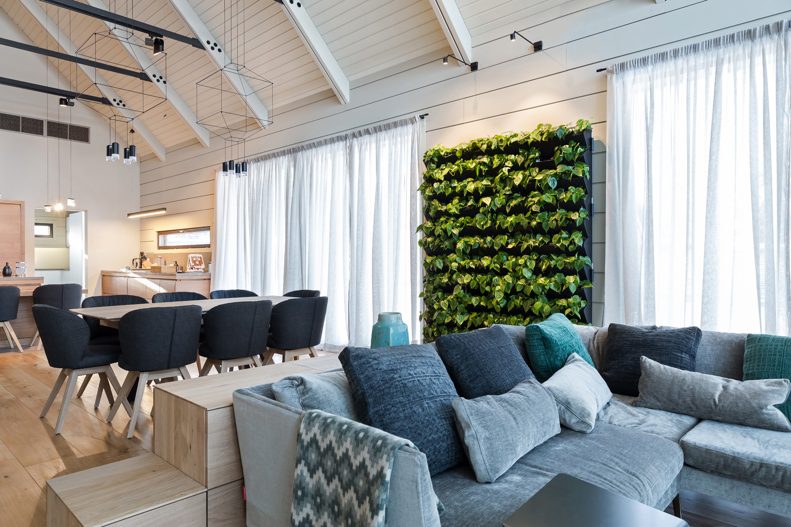 В гостях: Дом на озере — со стеклянными фасадами и фитостеной