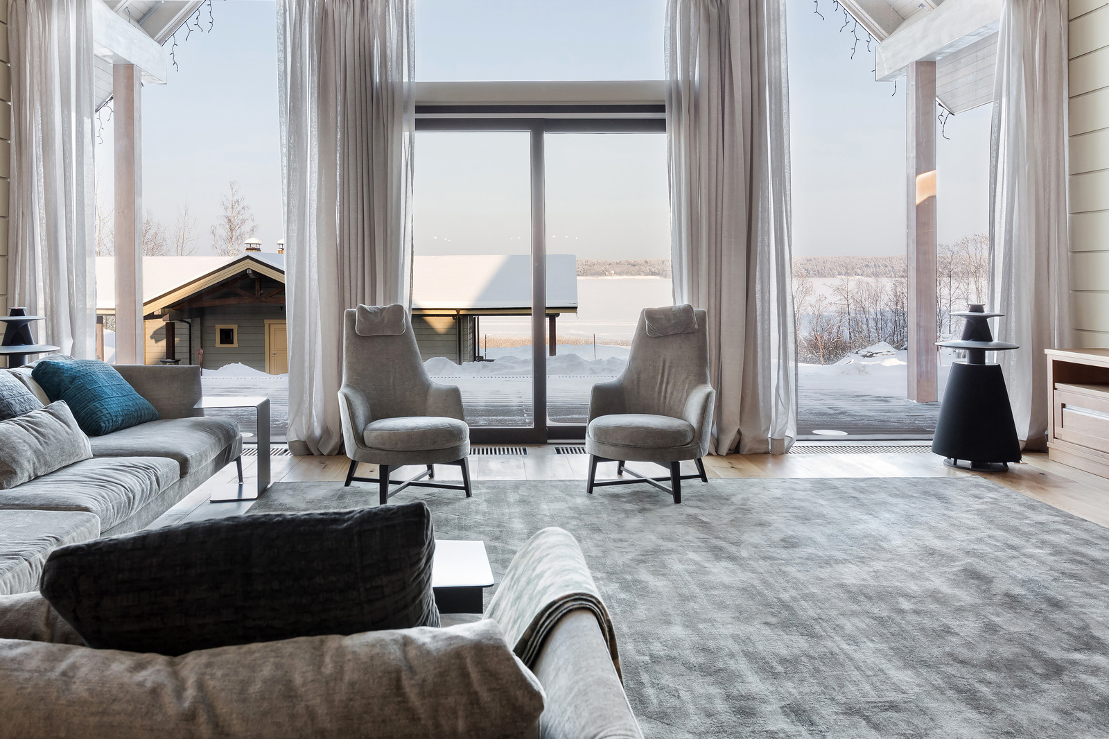 В гостях: Дом на озере — со стеклянными фасадами и фитостеной