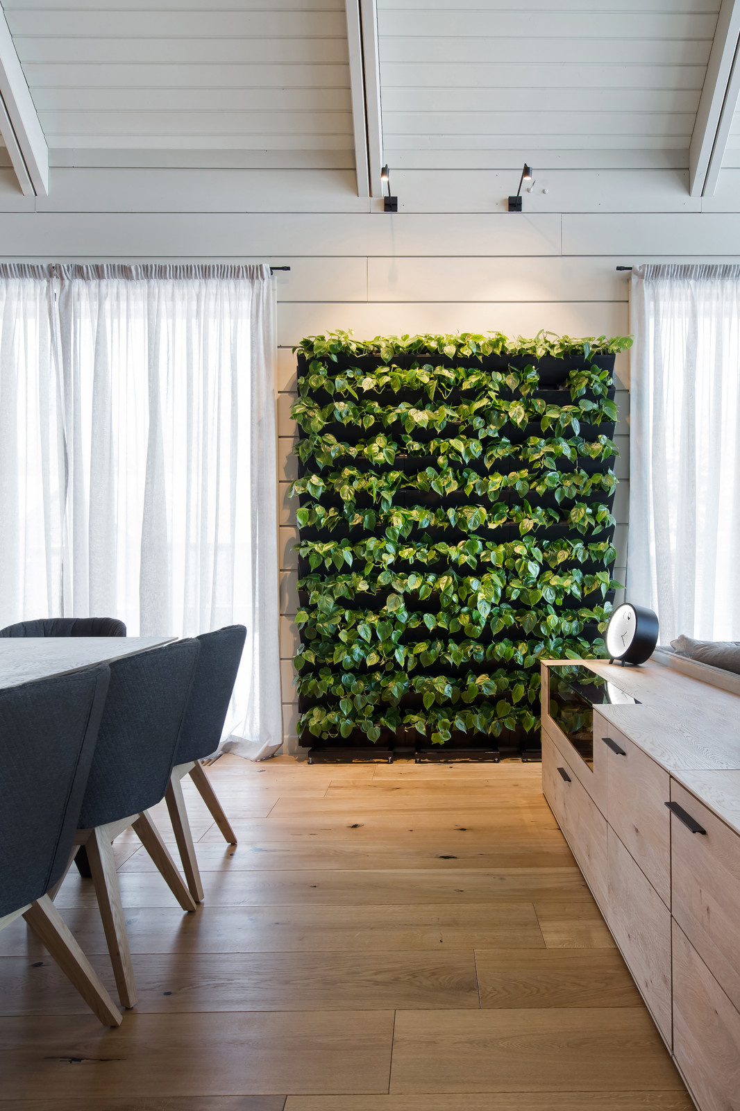 В гостях: Дом на озере — со стеклянными фасадами и фитостеной