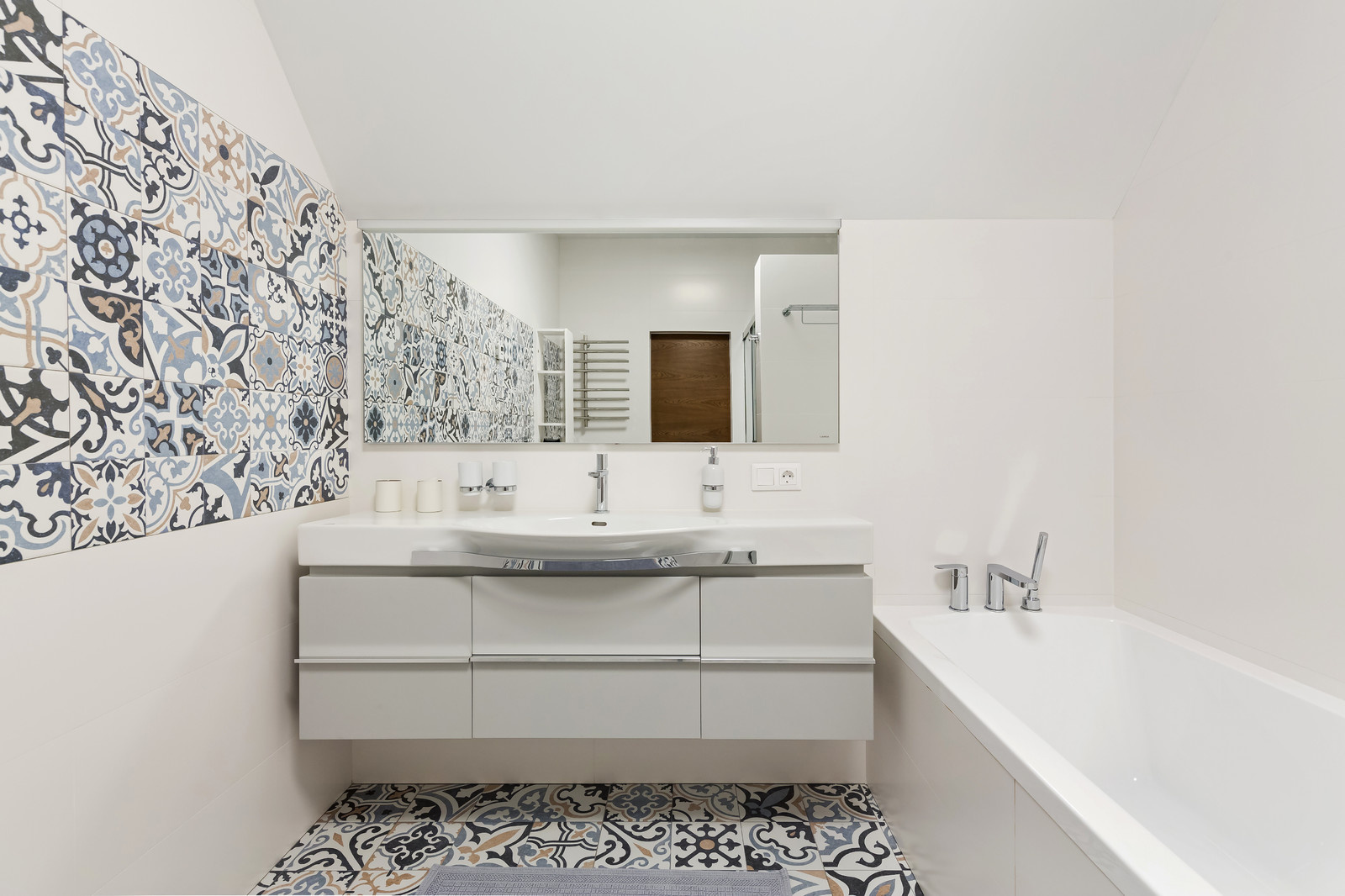 В гостях: Дом на озере — со стеклянными фасадами и фитостеной