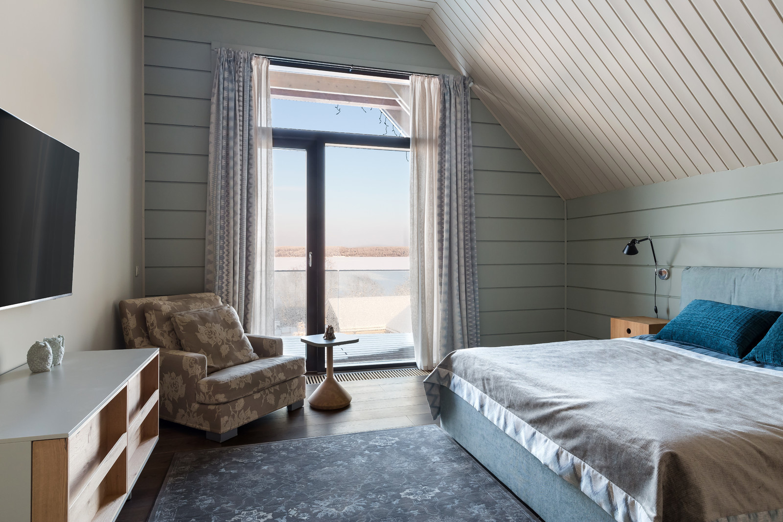 В гостях: Дом на озере — со стеклянными фасадами и фитостеной