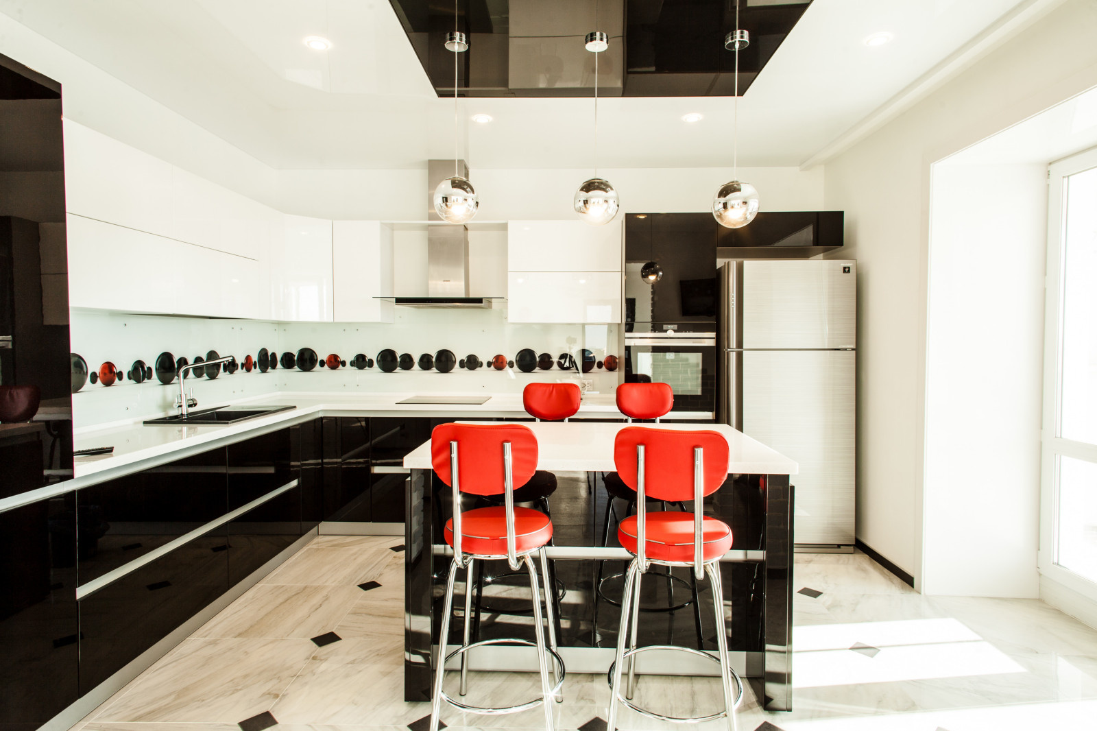 Кухня с крашеными фасадами