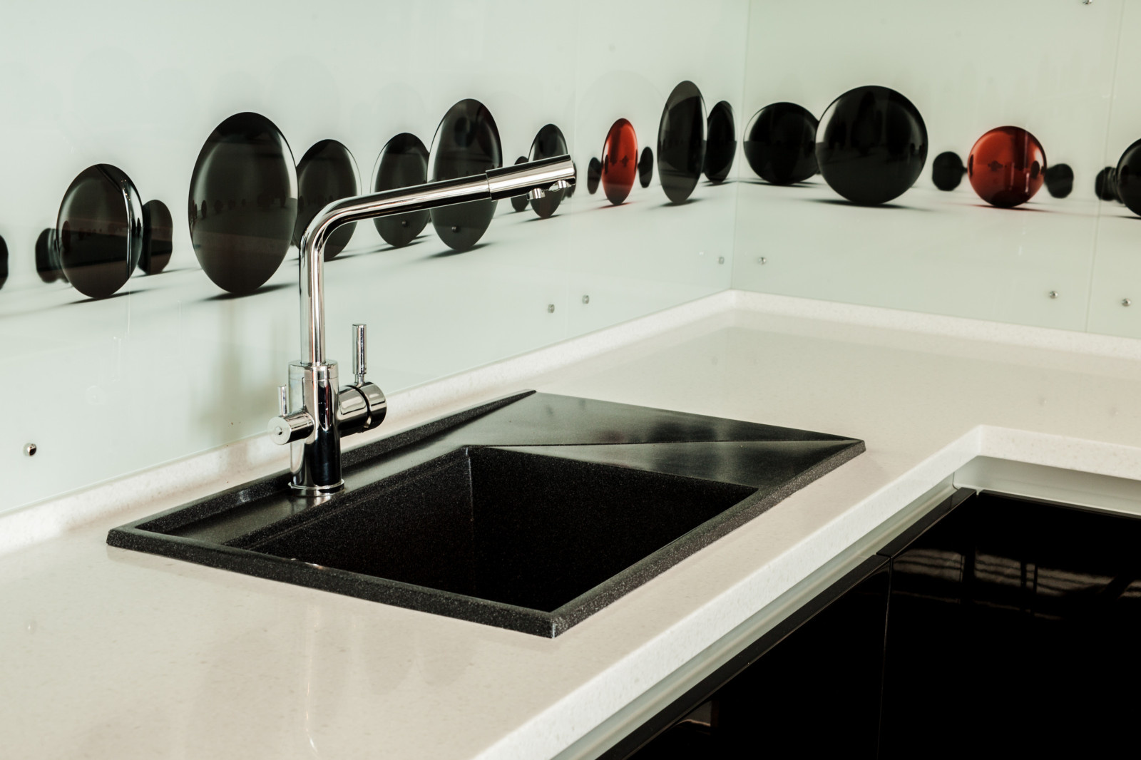 Кухня с крашеными фасадами