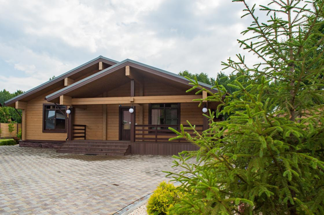 ДЕРЕВЯННЫЙ ДОМ В СТИЛЕ АНГЛИЙСКИЙ КАНТРИ.