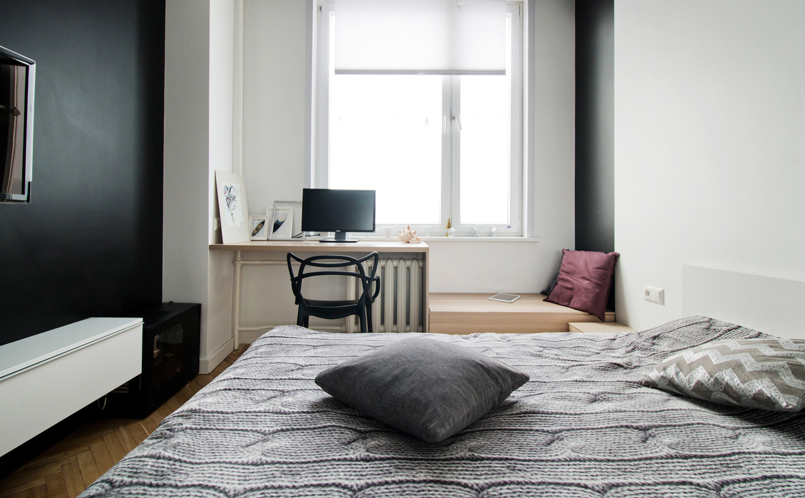 Обложка альбома: у окна