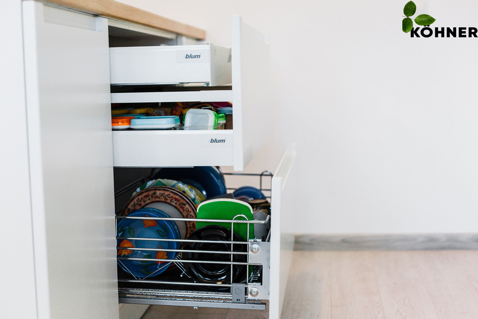 Кухня в скандинавском стиле в мансардной квартире